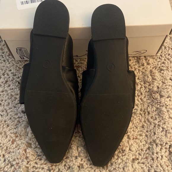 *SOLD* NEW Loretta Flats ~ Black Slip on Mules ~ Size 8 - Picture 3 of 8
